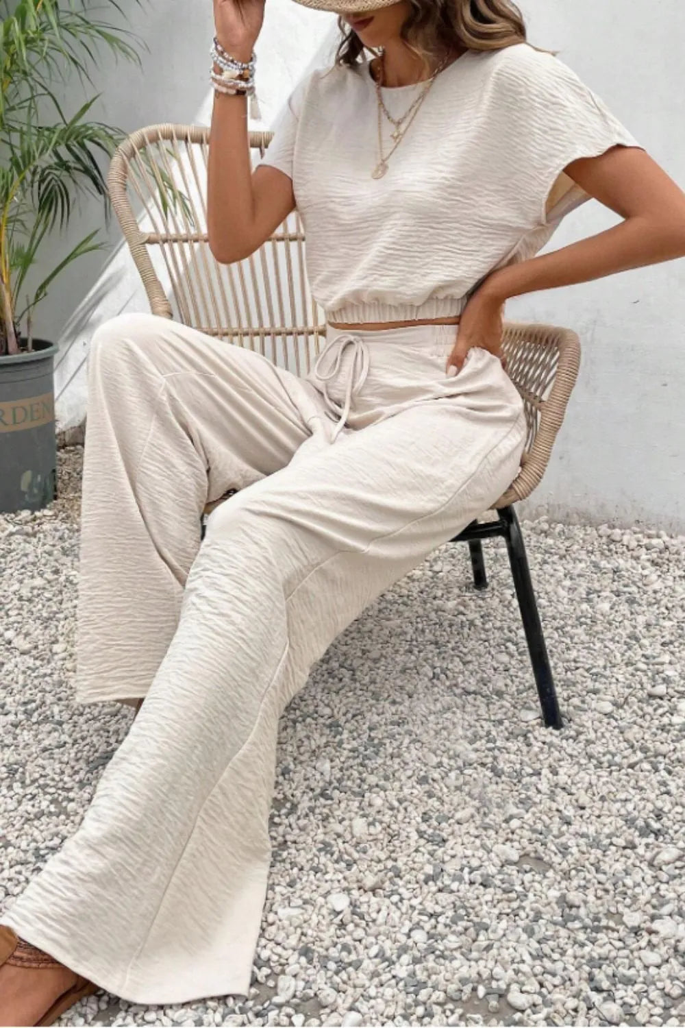 Women's solid color round neck slim fit sleeveless top and pants set
